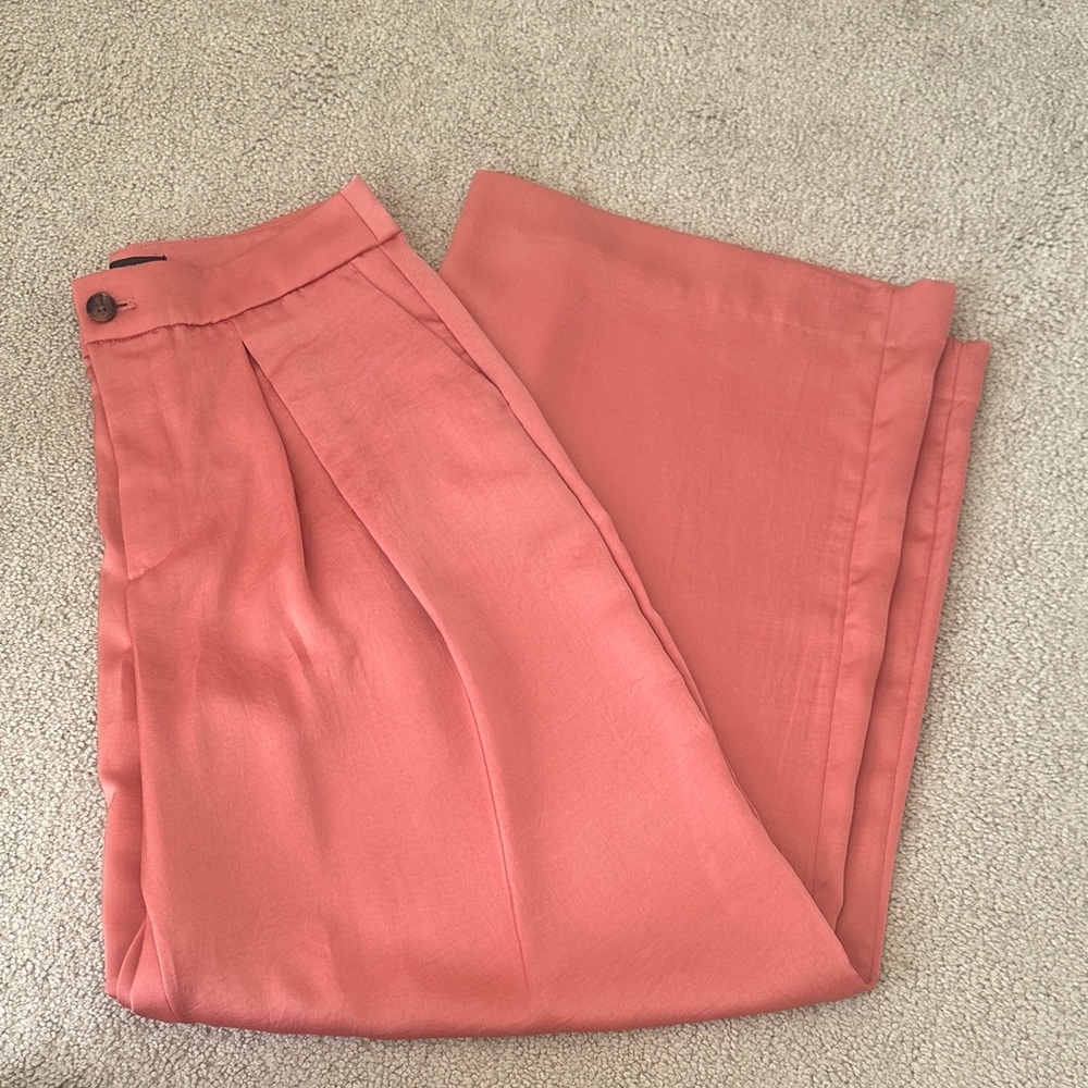 Banana Republic Silky Wide Leg High Rise
Pink Amaretti Pant - Size 6 PETITE